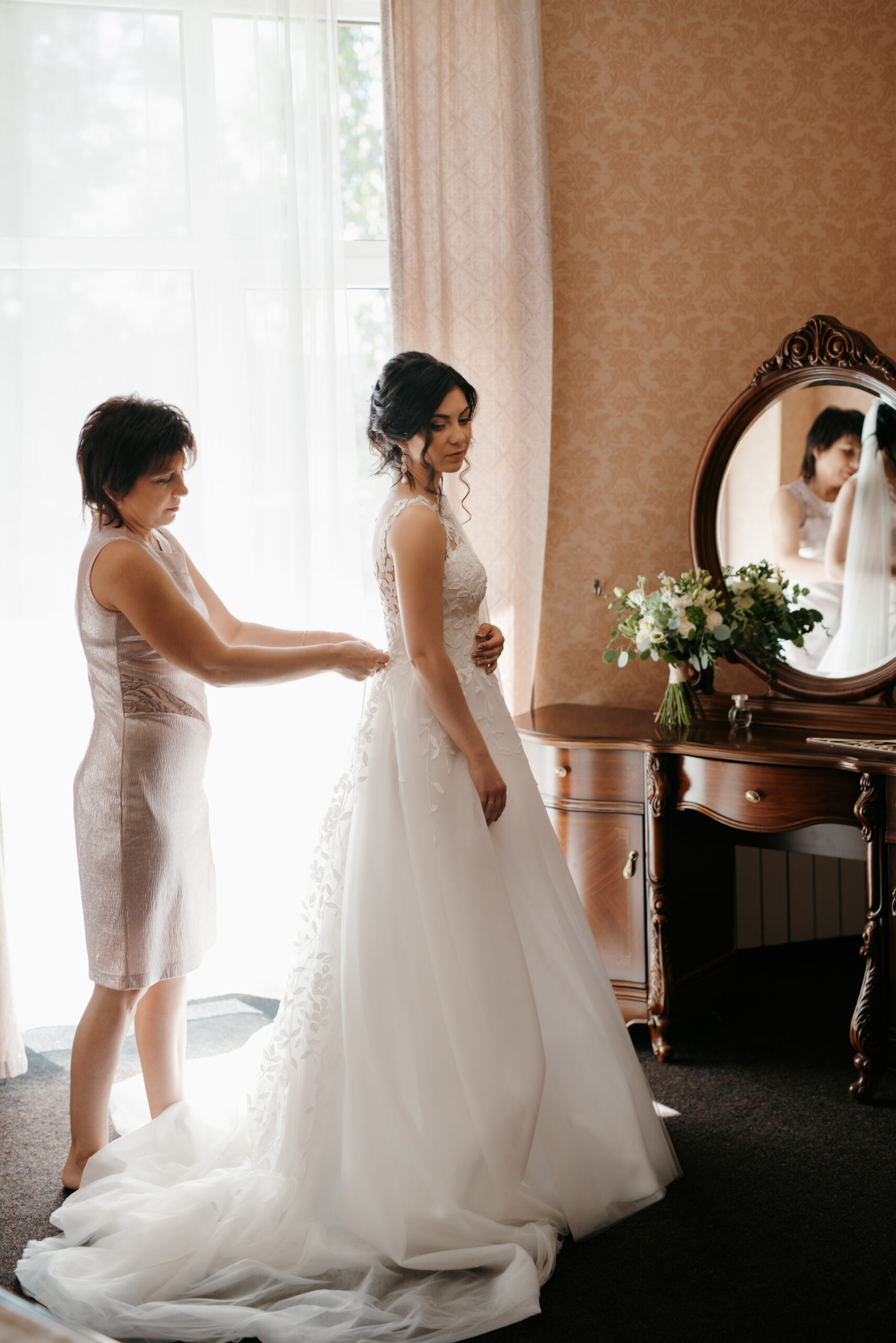 morning of the bride with the creation of the image of makeup and the creation of hairstyles