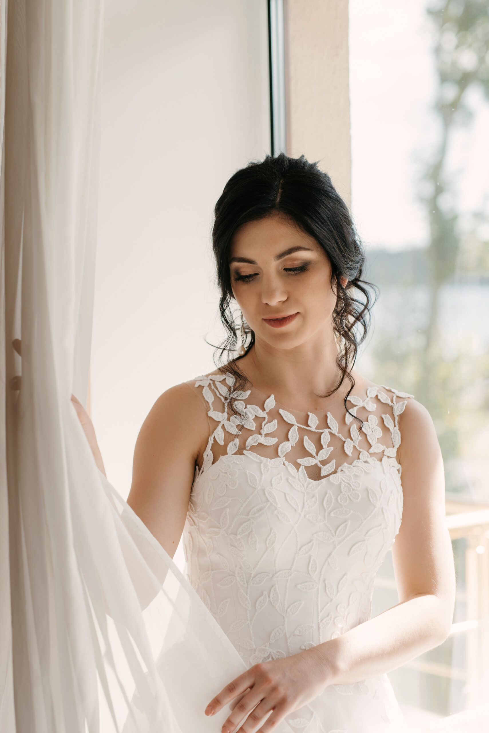 morning of the bride with the creation of the image of makeup and the creation of hairstyles